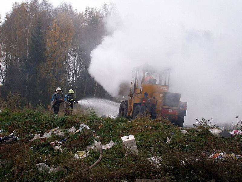 Hasiči likvidují požár skládky komunálního odpadu v Mokřinách u Aše