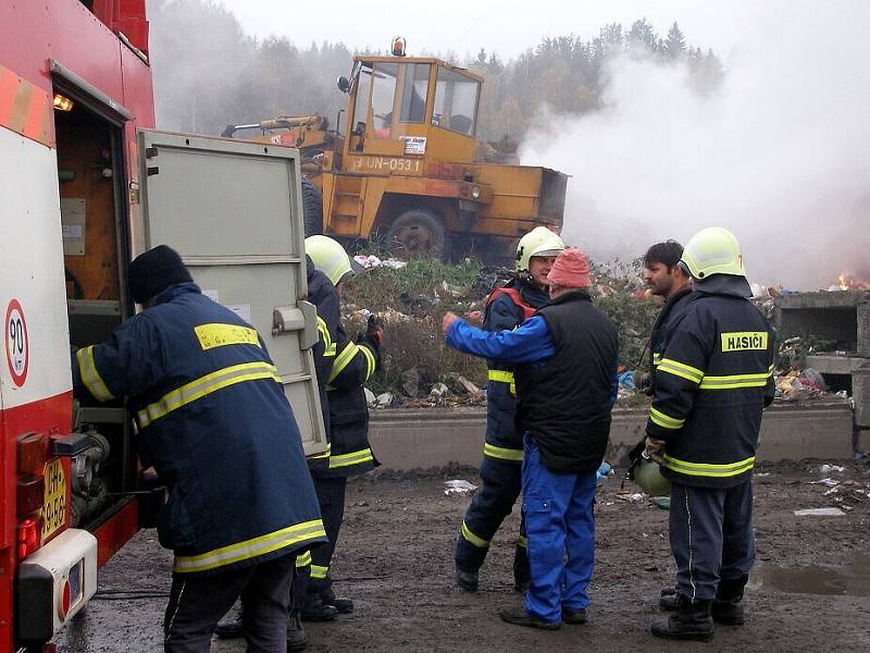 Hasiči likvidují požár skládky komunálního odpadu v Mokřinách u Aše