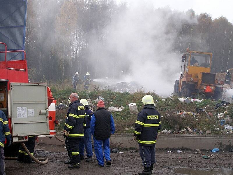 Hasiči likvidují požár skládky komunálního odpadu v Mokřinách u Aše