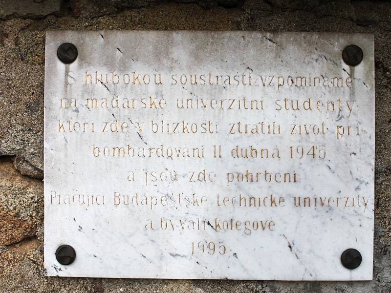 Uctít památku 36 obětí v masových hrobech přijeli do Hazlova členové spolku Svazu Maďarů žijících v českých zemích, Pobočný spolek Karlovy Vary.