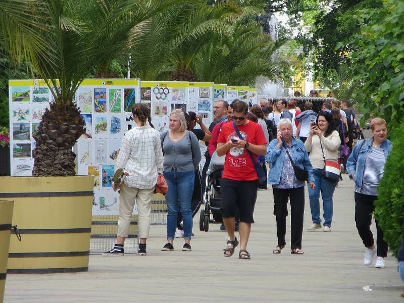 Přes osm stovek vtipů bylo týden vidět na Národní třídě ve Františkových Lázních. Konal se tu totiž pátý ročník Mezinárodního festivalu kresleného humoru.