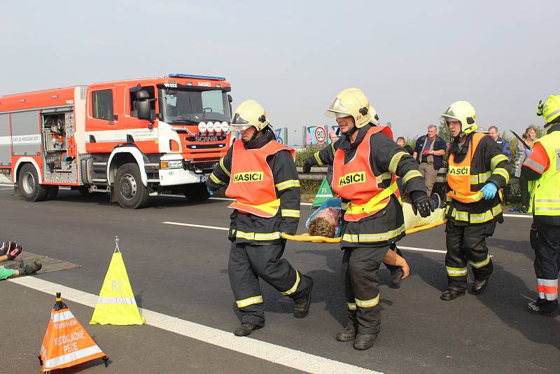 Záchranářské manévry při hromadné nehodě na D6.