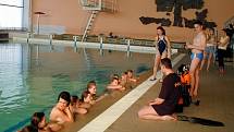 V chebské bazénu si studentky Střední zdravotnické školy pod dohledem chebských policejních potápěčů vyzkoušely ponor do hloubky 160 centimetrů