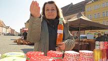 NĚKOLIK DESÍTEK lidí zavítalo na farmářské trhy na chebském náměstí. K dostání tu byly například marmelády a rakytníkové likéry.