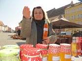 NĚKOLIK DESÍTEK lidí zavítalo na farmářské trhy na chebském náměstí. K dostání tu byly například marmelády a rakytníkové likéry.
