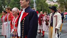 MARIÁNKY PATŘILY FOLKLORU. Mezinárodní folklorní festival Mariánský podzim se tradičně uskutečnil v Mariánských Lázních. Kromě vystoupení na kolonádě nebo v anglikánském kostele měli místní i hosté možnost spatřit krásu lidových krojů při průvodu městem. 