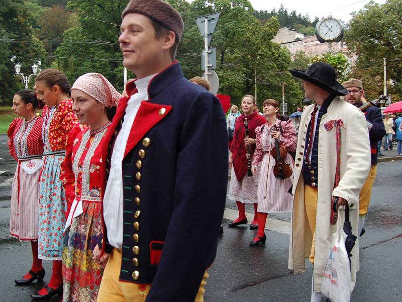 MARIÁNKY PATŘILY FOLKLORU. Mezinárodní folklorní festival Mariánský podzim se tradičně uskutečnil v Mariánských Lázních. Kromě vystoupení na kolonádě nebo v anglikánském kostele měli místní i hosté možnost spatřit krásu lidových krojů při průvodu městem. 