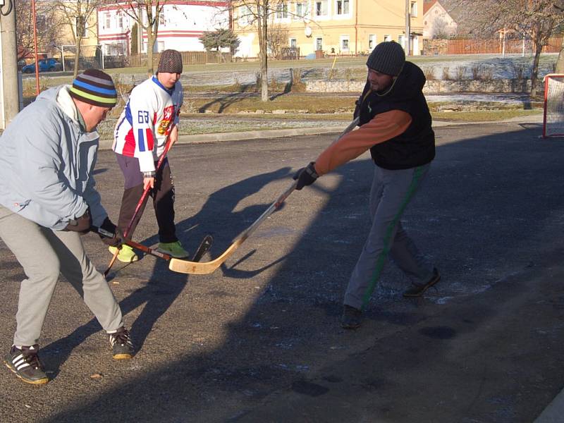 HOKEJ nesmí na silvestra v Milíkově chybět. 