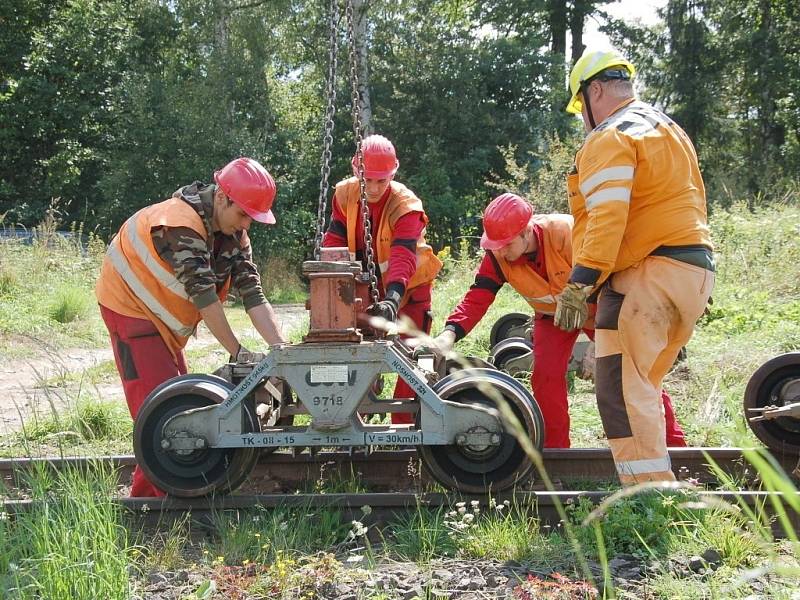 PRÁCE NA POSLEDNÍ ČÁSTI třetího tranzitního koridoru na trati Cheb Cheb státní hranice jsou v plném proudu. Stavebníci právě nyní připravují okolí kolem trati pro novou etapu. 