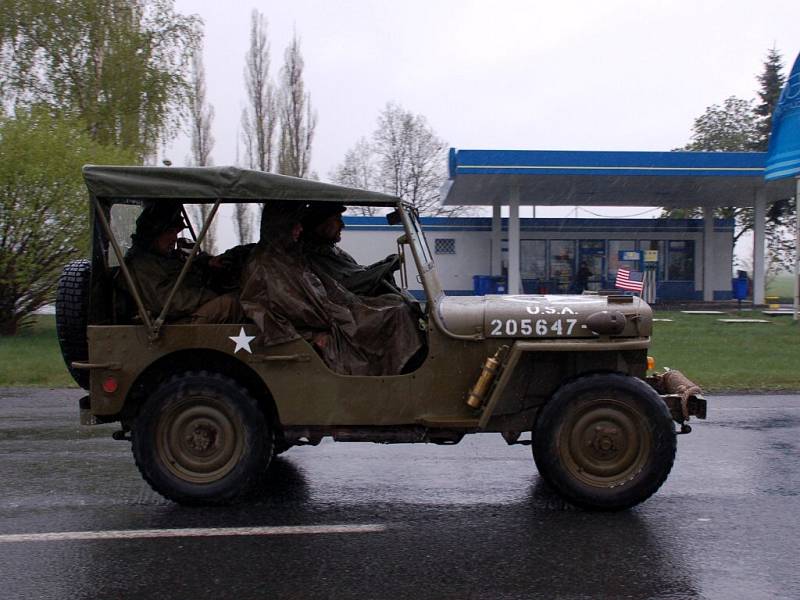 Kolona Jeepů a Dodgeů vyráží od Ypslonky směrem na Ašsko