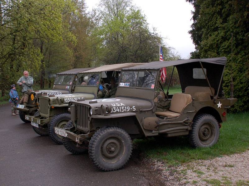 Setkání účastníků Jízdy osvobození 1945 - 2009 u pomníku 1. pěší divize na Ypsilonce