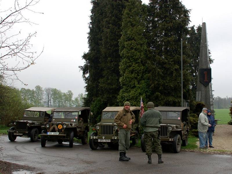 Setkání účastníků Jízdy osvobození 1945 - 2009 u pomníku 1. pěší divize na Ypsilonce