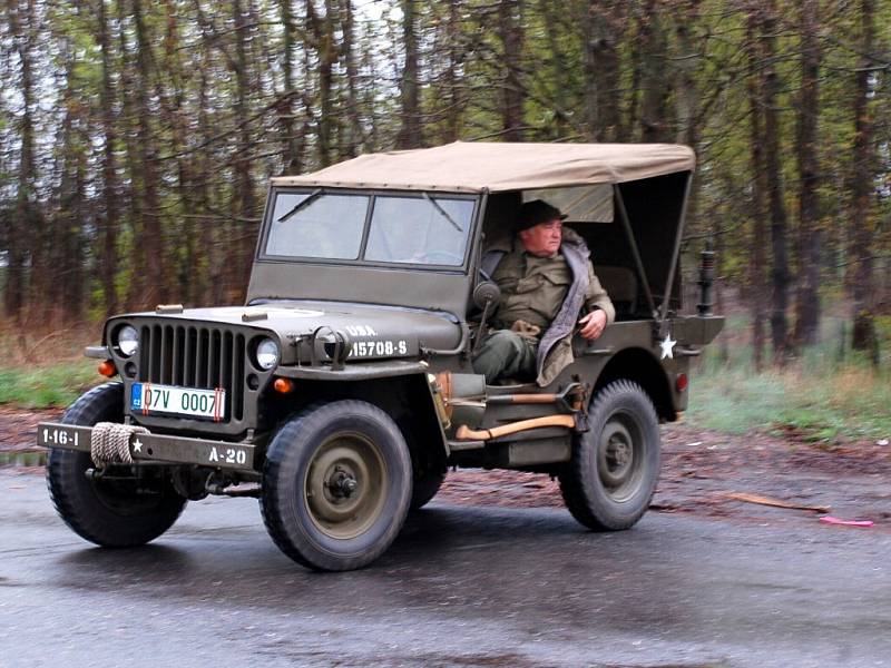 Kolona Jeepů a Dodgeů vyráží od Ypslonky směrem na Ašsko