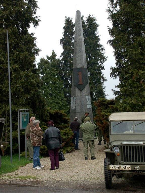 Setkání účastníků Jízdy osvobození 1945 - 2009 u pomníku 1. pěší divize na Ypsilonce