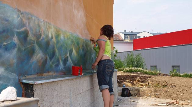Opěrnou betonovou zeď u jednoho z chebských obchodních center  ozdobili studenti z plzeňské umělecko-průmyslové školy Zámeček