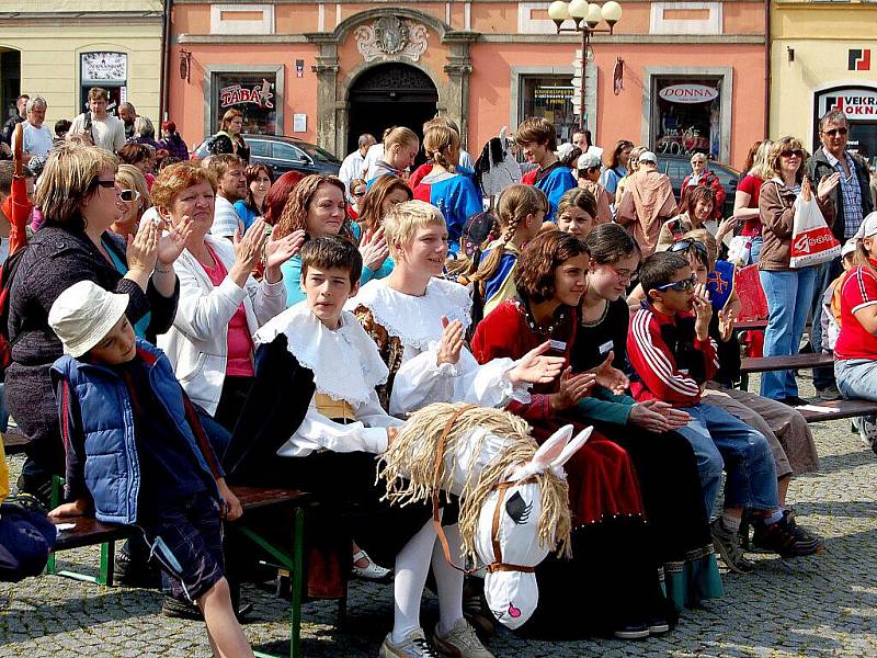 Několik tisíc diváků se přišlo v sobotu podívat na pokračování oslav výročí 950. let od první písemné zmínky o Chebu na chebské náměstí Krále Jiřího z Poděbrad. 