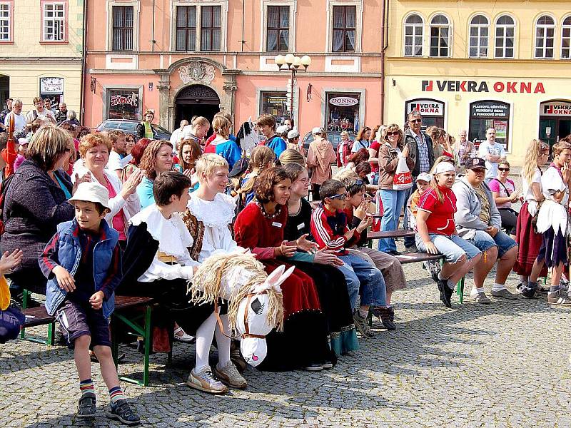 Několik tisíc diváků se přišlo v sobotu podívat na pokračování oslav výročí 950. let od první písemné zmínky o Chebu na chebské náměstí Krále Jiřího z Poděbrad. 