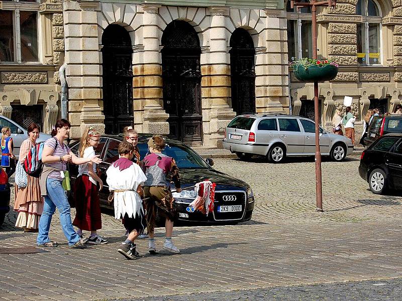 Několik tisíc diváků se přišlo v sobotu podívat na pokračování oslav výročí 950. let od první písemné zmínky o Chebu na chebské náměstí Krále Jiřího z Poděbrad. 