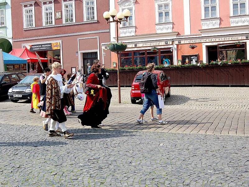 Několik tisíc diváků se přišlo v sobotu podívat na pokračování oslav výročí 950. let od první písemné zmínky o Chebu na chebské náměstí Krále Jiřího z Poděbrad. 