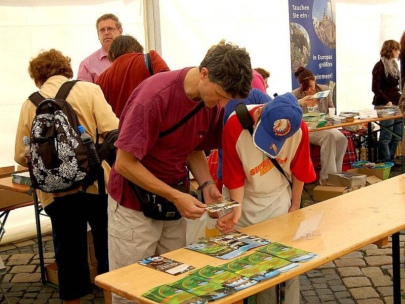 Několik tisíc diváků se přišlo v sobotu podívat na pokračování oslav výročí 950. let od první písemné zmínky o Chebu na chebské náměstí Krále Jiřího z Poděbrad. 