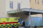 Z chebské nemocnice převezly sanity patnáct pacientů.