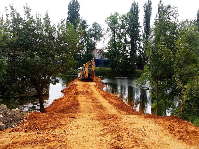 Spadne, nebo nespadne? Tuto otázku si položili mnozí z těch, kteří včera procházeli po mostě pod chebským sídlištěm Zlatý vrch.