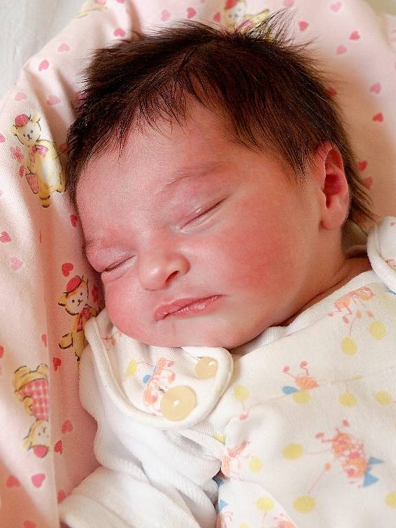 ADRIANA KLEPÁČKOVÁ si poprvé prohlédla svět v pátek 22. Května v 19.57 hodin. Při narození vážila 3 210 gramů a měřila 50 centimetrů. Doma v Plesné se z malé Adrianky těší maminka Radka a tatínek Roman.