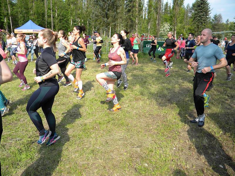 Extrémní překážkový závod Bahňák opět do Sokolova přilákal stovky závodníků.