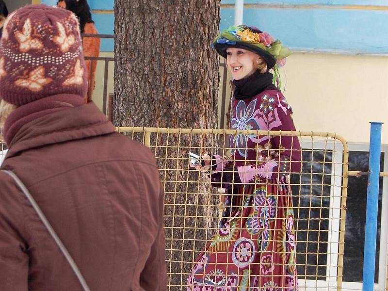 Tradiční masopustní průvod  vyrazil  od místní základní umělecké školy (ZUŠ) také městem Františkovy Lázně. 