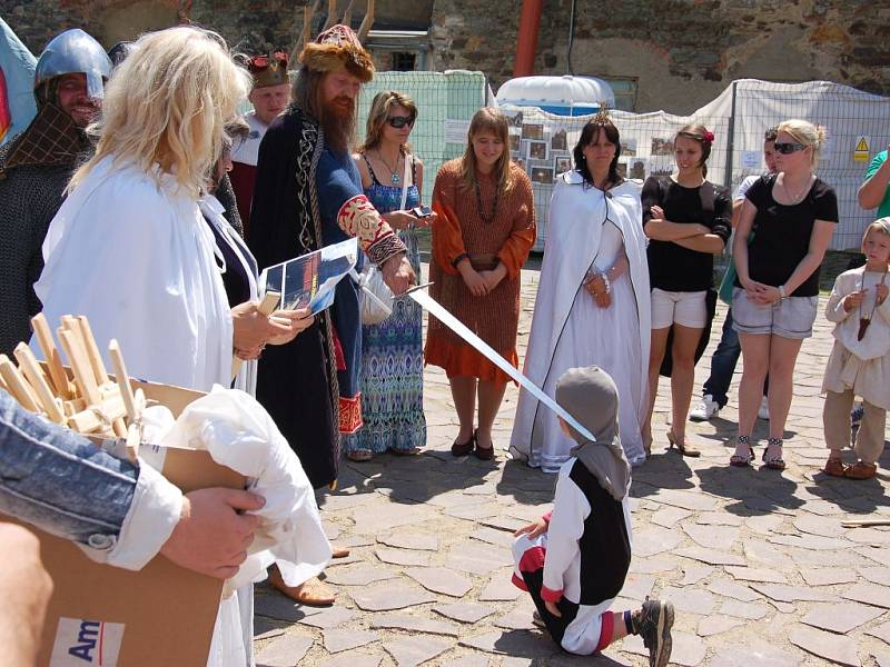 DĚTI Z MATEŘSKÉ ŠKOLY na Malém náměstí na Zlatém vrchu se snažily pátrat po chebské historii na náměstí Krále Jiřího z Poděbrad a na Chebském hradě. 