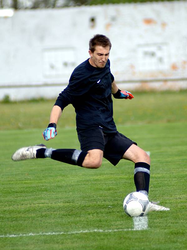 Celek FC Cheb (v růžovém) doma jasně přehrál mužstvo Lomnice 4:1.