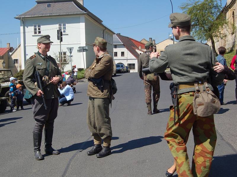 OSLAVY OSVOBOZENÍ. V rámci oslav 71. výročí osvobození přijel do Teplé a pak do dalších míst military convoy.