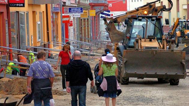 Stavební práce na rekonstrukci pěší zóny v Chebu 21. května 2009. 