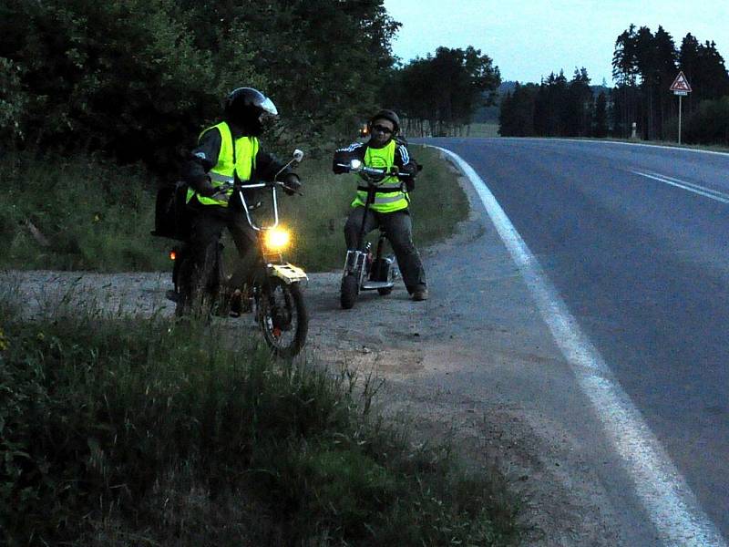 Miroslav Mondek vyrazil na motorové koloběžce na etapovou cestu okolo republiky s peticí proti alkoholu. Start byl v neděli ve 21.30 hodin nedaleko od Arnoltova na Sokolovsku, kde před pěti měsíci tragicky zahynuli při dopravní nehodě dva mladí lidé.