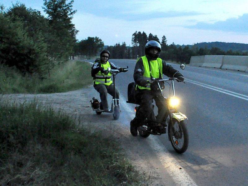 Miroslav Mondek vyrazil na motorové koloběžce na etapovou cestu okolo republiky s peticí proti alkoholu. Start byl v neděli ve 21.30 hodin nedaleko od Arnoltova na Sokolovsku, kde před pěti měsíci tragicky zahynuli při dopravní nehodě dva mladí lidé.