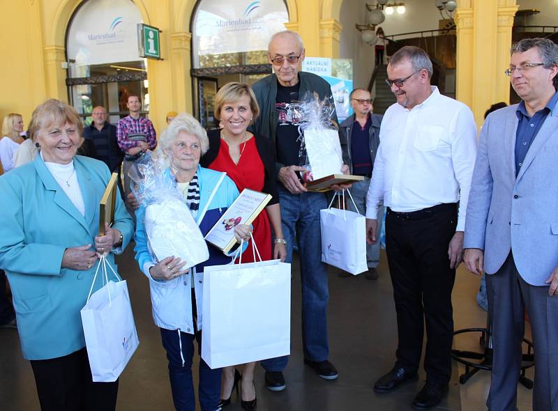 Pestrobarevná jablka a hrušky, voňavé, čerstvě upečené štrúdly a pestrobarevné dětské obrázky. Takový byl ve zkratce další ročník vyhlášeného Lázeňského festivalu jablek v Mariánských Lázních.