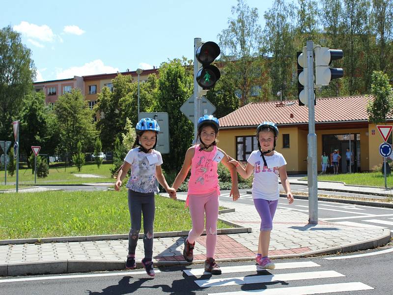 Děti z Chebska si užily další jedinečný příměstský tábor v Domě dětí a mládeže Sova v Chebu. Během týdne si vylezly na horolezeckou stěnu, svezly se na kánoích, povozily se na koních anebo si vyšláply do terénu, kde hledaly různé indicie.