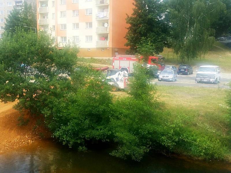 Spadne, nebo nespadne? Tuto otázku si položili mnozí z těch, kteří včera procházeli po mostě pod chebským sídlištěm Zlatý vrch.