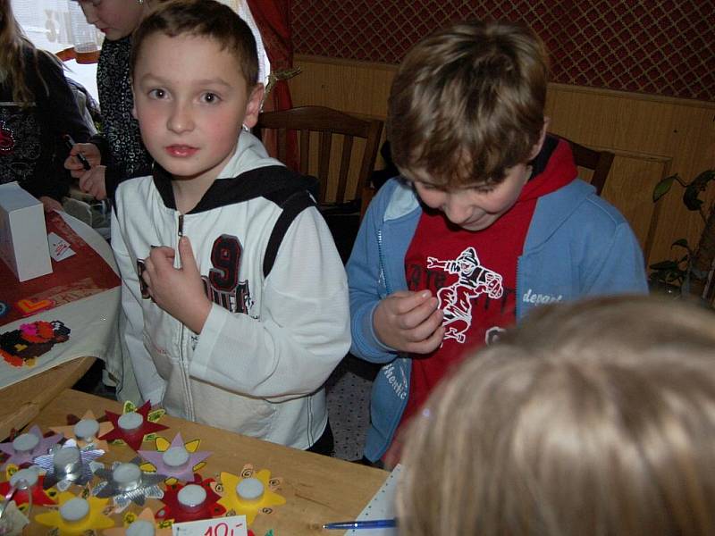 Tradiční vánoční prodejní výstavu připravili  pedagogové a žáci z františkolázeňské základní školy.