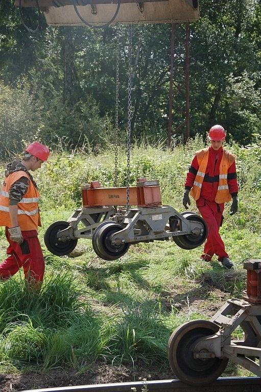 PRÁCE NA POSLEDNÍ ČÁSTI třetího tranzitního koridoru na trati Cheb Cheb státní hranice jsou v plném proudu. Stavebníci právě nyní připravují okolí kolem trati pro novou etapu. 