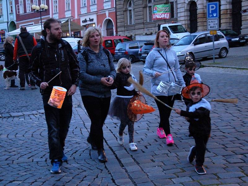 Tradiční lampionový průvod se o víkendu vydal z chebského náměstí do areálu Krajinky. Akci oživil také chebský Mládežnický dechový orchestr. 