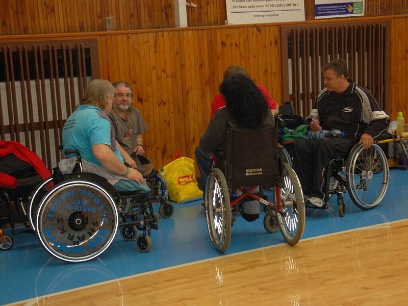 Patnáctý ročník mezinárodního turnaje vozíčkářů ve stolním tenise Cheb Open opět do Chebu přilákal desítky hráčů.