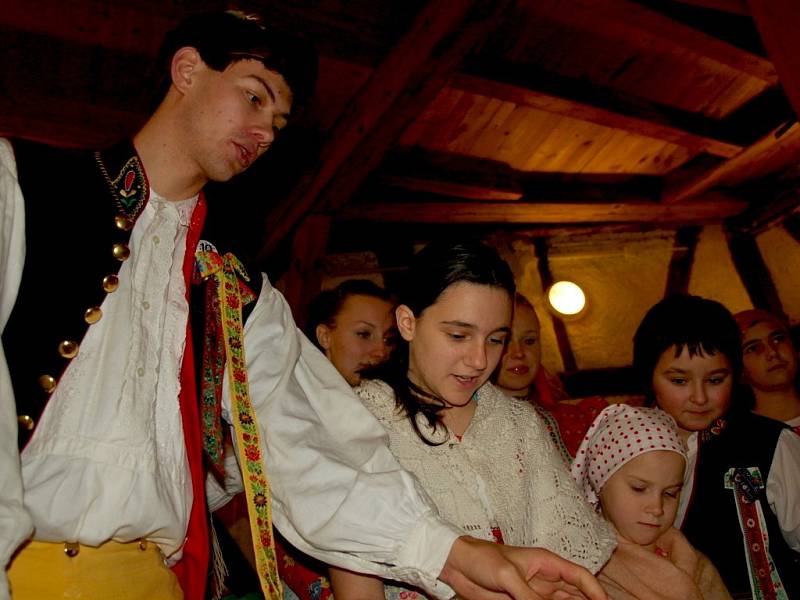 Vystoupení folklorního souboru Marjánek přitáhlo řadu návštěvníků na hrad Seeberg v Ostrohu.