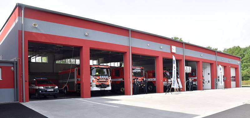 V sobotu 21. května si zájemci mohli prohlédnout zbrusu nové garáže pro hasičskou techniku. Foto: HZS Karlovarského kraje