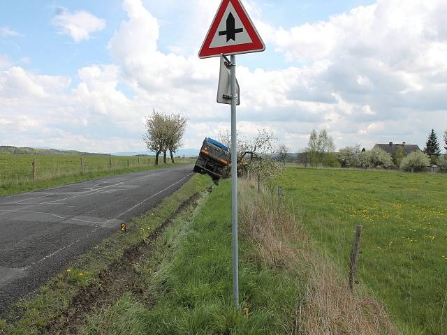 VE STROMĚ skončil náklaďák poté, co jeho řidič zajel na nezpevněnou krajnici. 