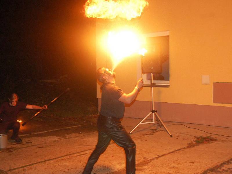 DESÍTKY DĚTÍ A DOSPĚLÍCH dorazily na druhý ročník takzvané Strašidelné cesty. Některé ratolesti si s sebou na cestu přinesly i lampióny.