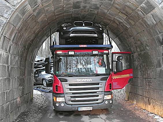 Kamion s luxusními auty zůstal zaklíněný pod mostem v Chebu nedaleko sídliště Skalka. 