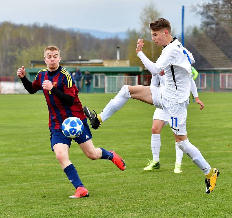 Chebská Hvězda (v bílém) dosáhla v Nové Roli na výhru 2:0.