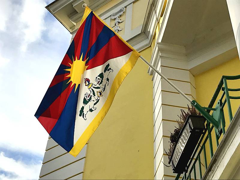 NA CHEBSKÉ radnici visí tibetská vlajka po devíti letech.