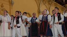 MARIÁNKY PATŘILY FOLKLORU. Mezinárodní folklorní festival Mariánský podzim se tradičně uskutečnil v Mariánských Lázních. Kromě vystoupení na kolonádě nebo v anglikánském kostele měli místní i hosté možnost spatřit krásu lidových krojů při průvodu městem. 